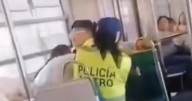 VIDEO | Forcejean mujeres policía con vendedor de merengues en vagón del Metro Consulado