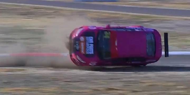 Dramático accidente durante una carrera en General Roca: un auto volcó, dio 10 vueltas y quedó destrozado