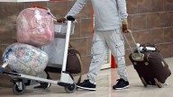 La policía detiene a una pareja de jóvenes en el Aeropuerto de Barcelona con 42 kilos de hachís escondidos en sus maletas
