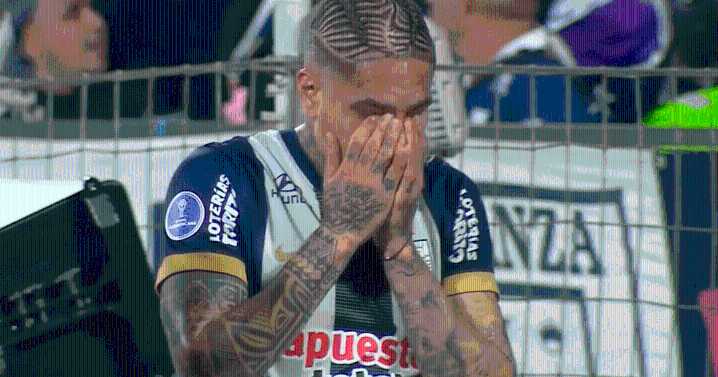 ¡Alerta blanquiazul! Paolo Guerrero sufrió una dura lesión y salió llorando del partido