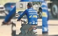 Pide “Respeto al ciclista“, pero circula desprotegido