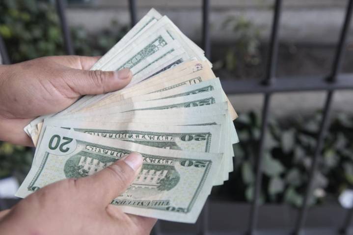 Dólar cae a su nivel más bajo desde septiembre de 2020