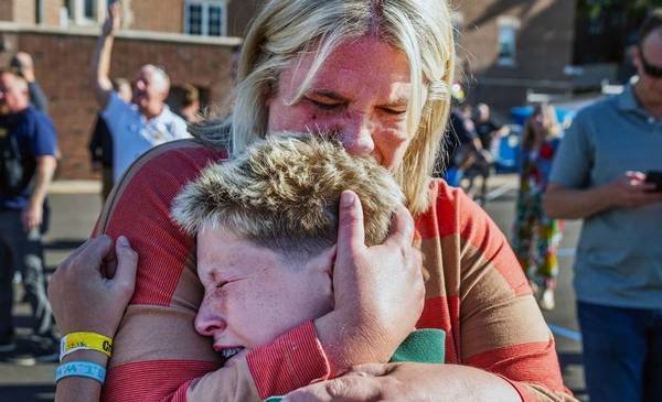 Tiroteo en escuela católica de Minneapolis: murieron dos niños y hay al menos 17 heridos
