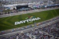 Daytona Turns Into ‘War-Zone’ As Humpy Wheeler Tribute Left Fans In Awe Daytona’s Humpy Wheeler tribute with paratroopers landing on the frontstretch during the Coke Zero Sugar 400 left fans awestruck