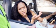 Qué significa la señal de prohibido parquear con una X y en qué casos puede aplicarse la sanción