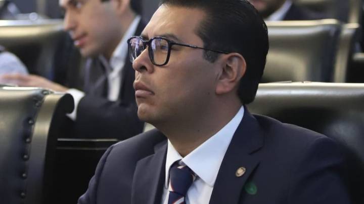 Néstor Camarillo renuncia al PRI y el tricolor pierde vicepresidencia del Senado
