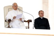 Chicago inaugura recorrido turístico en autobús centrado en la vida del papa León XIV