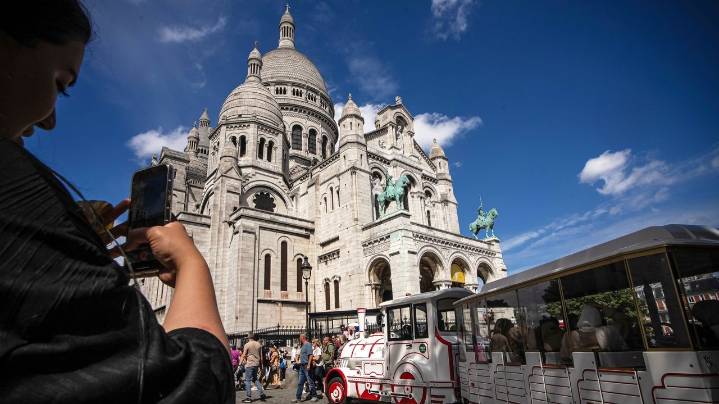 Paris residents fight overtourism and 'Disneyfication' of beloved Montmartre neighborhood
