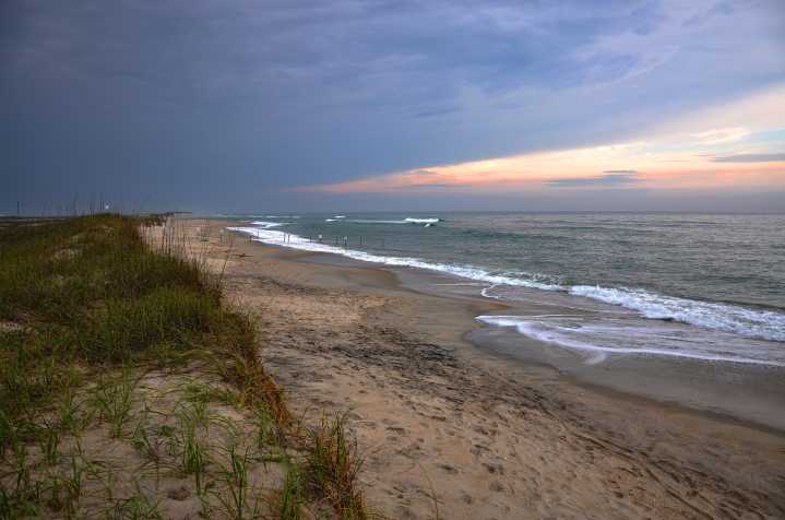 Levantan alerta para no nadar en Cabo Hatteras; playa sigue cerrada