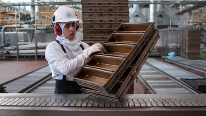 Mercado laboral reporta la creación de empleo más baja para un segundo trimestre en una década