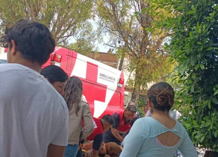 Choque entre motocicleta y camioneta deja dos personas lesionadas, en Tula