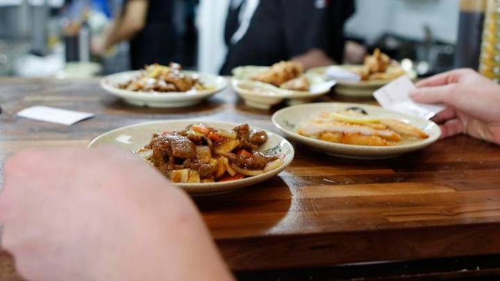 Cierran un restaurante de comida asiática en Palma tras detectar un brote de salmonelosis