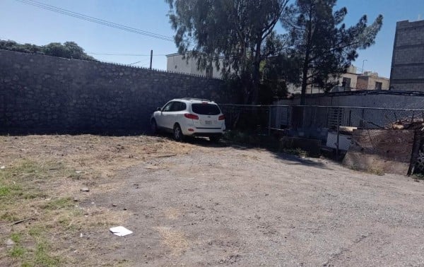 Hallan cadáver en carro abandonado