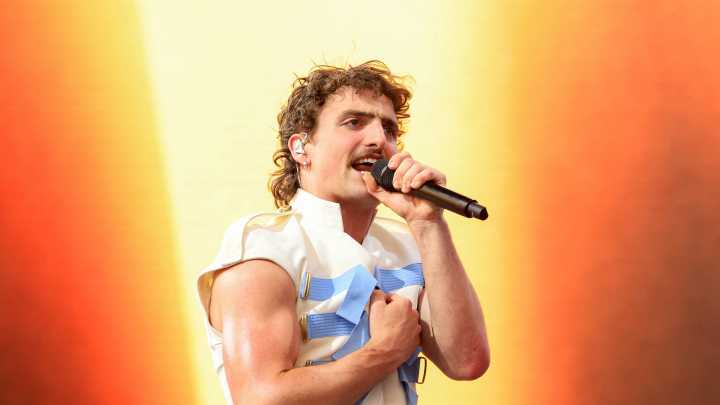 Ahead of tour, Benson Boone is spinning online criticism in his favor