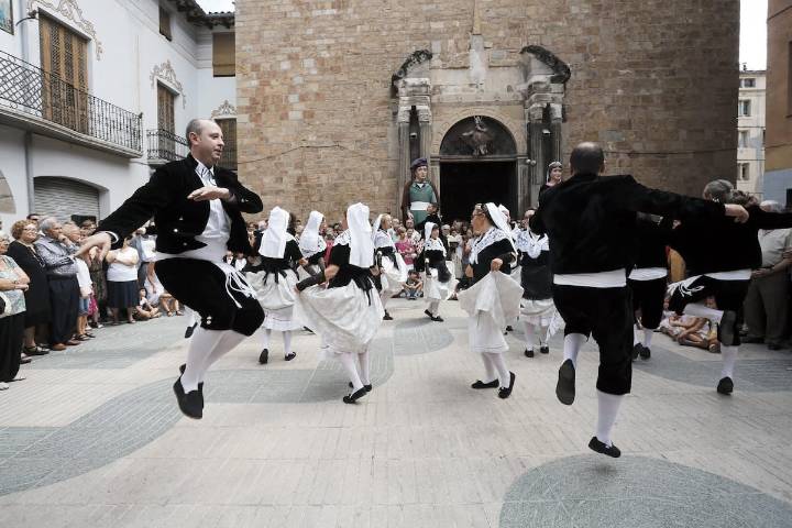 ¿Los chicos con las chicas deben bailar?: ya no es así en el baile más tradicional de la Seu d’Urgell