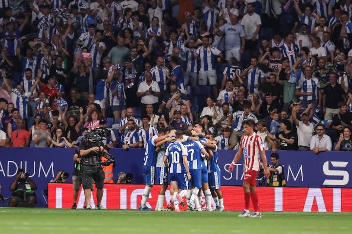 Simeone deja solo a Julián Alvarez y el Espanyol acaba remontando