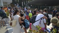 Abrazos y lágrimas en el reencuentro con sus familias de los más de 100 niños confinados en Manzaneda, Ourense