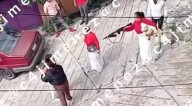 Con bebé en brazos, mujer apunta un arma larga en riña vecinal de Naucalpan