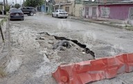 Exigen vecinos reparar hundimiento