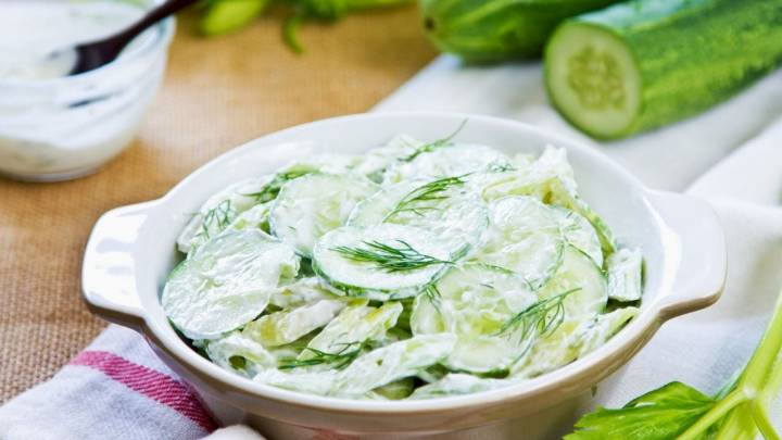 Ensalada de pepino con yogur: para comer algo fresco y saludable en tu almuerzo o cena
