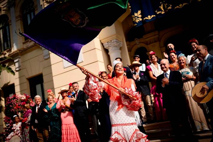 Málaga peregrina en la romería de la Victoria, con Toñi Moreno como abanderada