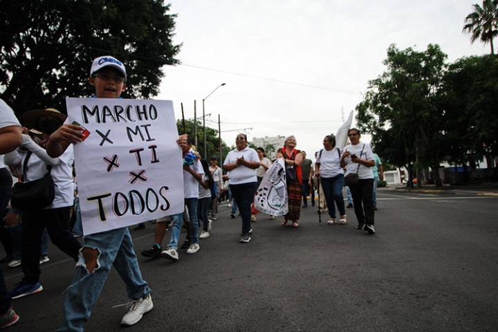 Mil marcharon en GDL para exigir fármaco oncológico