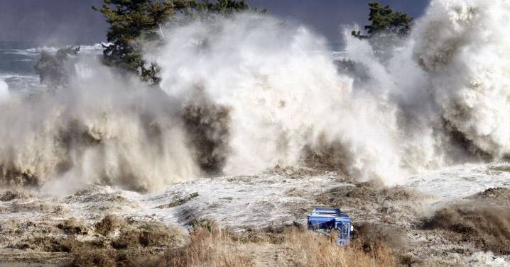 US mega-tsunami warning as single Earthquake could trigger 1,000 feet high waves and drowning states
