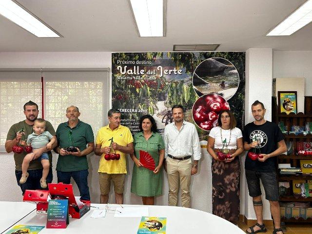 Abel Bautista entrega los Premios a las Cerezas y Picotas más grandes del Valle del Jerte