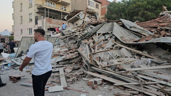 Un fuerte terremoto de magnitud 6,1 sacudió a Turquía: hay heridos y edificios derrumbados