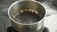 El truco rápido y con pocos ingredientes para desmanchar tus ollas y dejarlas como si tuvieran poco tiempo de uso