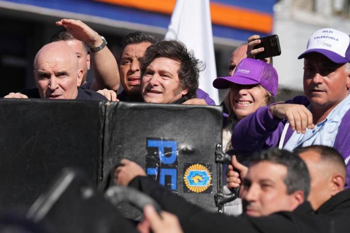 Arrojan piedras a Milei durante una caravana de campaña para las elecciones en Buenos Aires