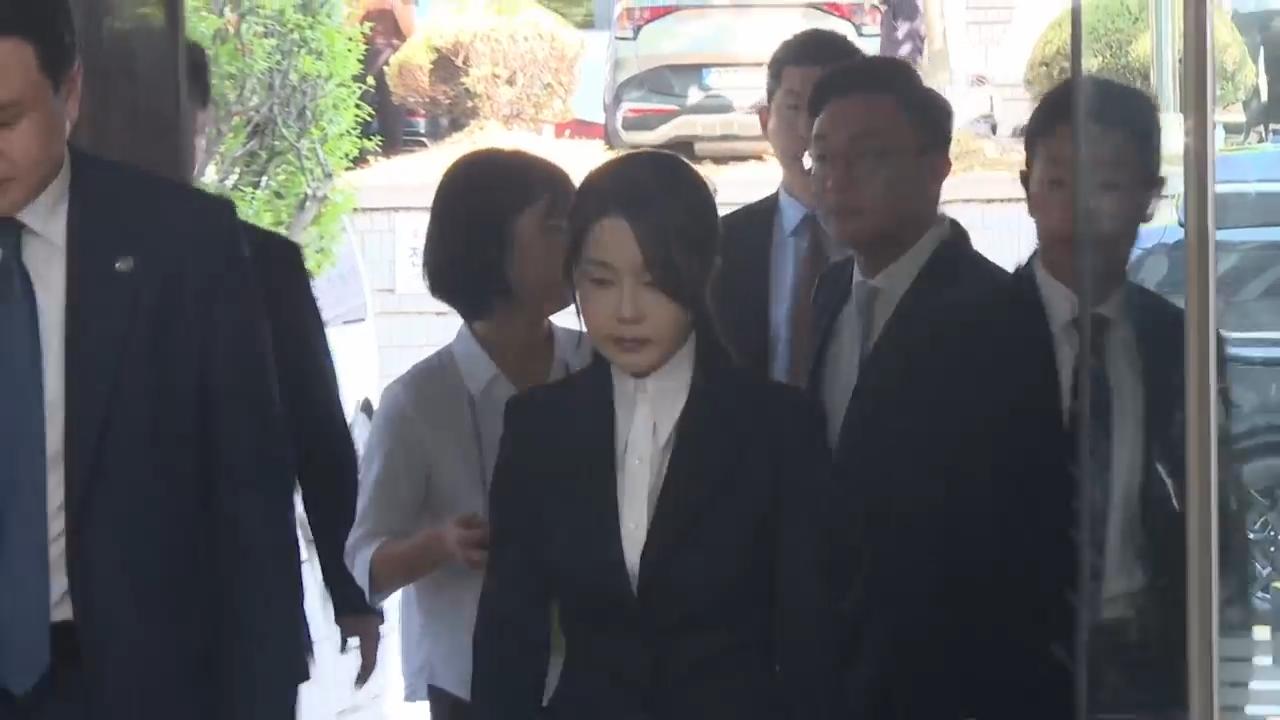 Former South Korea first lady attends court hearing on her potential arrest
