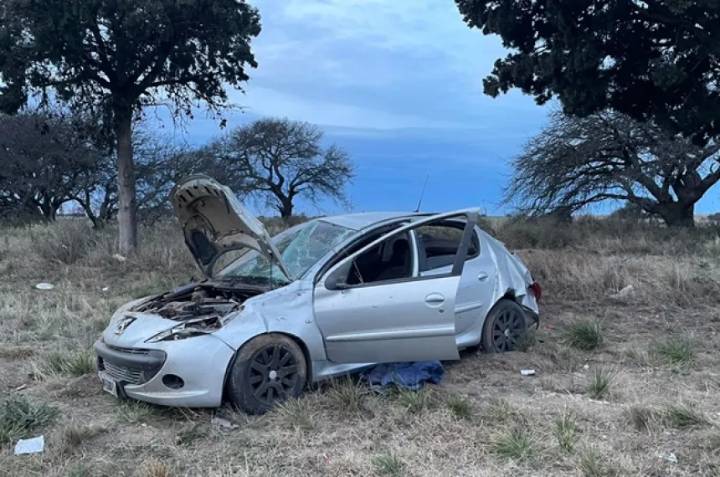 Un auto volcó en la Ruta 35 tras ser encerrado por otro vehículo