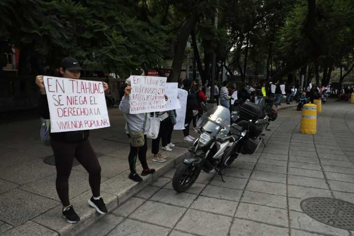 Integrantes del Movimiento Antorchista protestan frente al Ángel de la Independencia