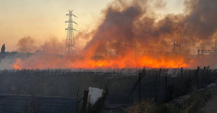 Un incendio en Gabia Grande junto a una estación eléctrica moviliza a los bomberos
