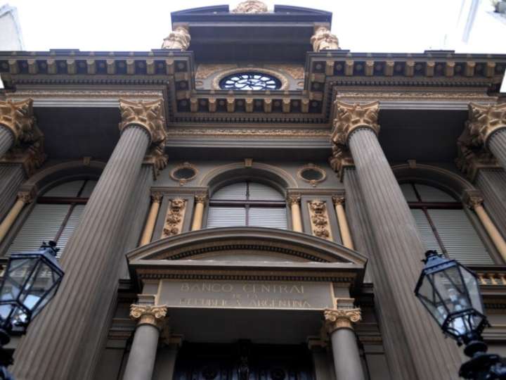 BCRA lanza más controles a bancos para contener el dólar y busca recuperar margen de intervención en futuros