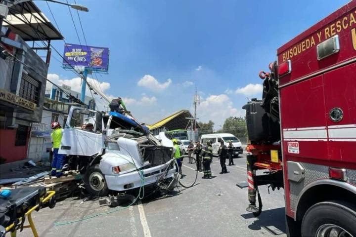 Camión casi “se lleva de corbata” a familia tras accidente, en la Ciudad de México