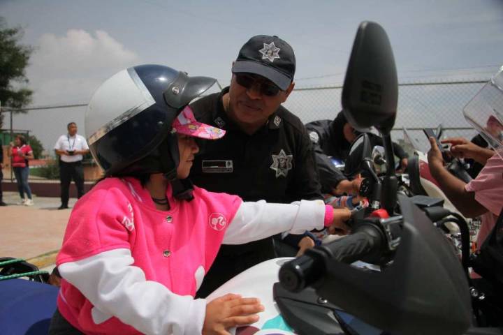 Disfrutan Ecatepeques del Curso de Verano con policía municipal