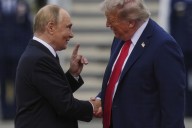 Trump y Putin se dan apretón de manos, con alfombra roja en Alaska