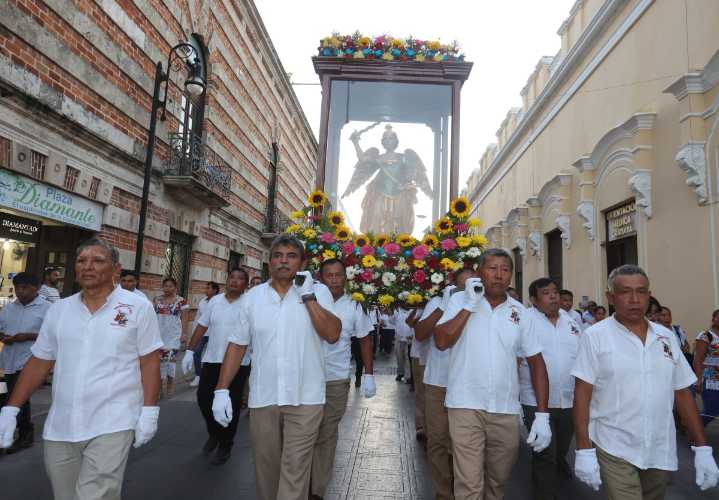 Los mueve la fe por San Miguel Arcángel