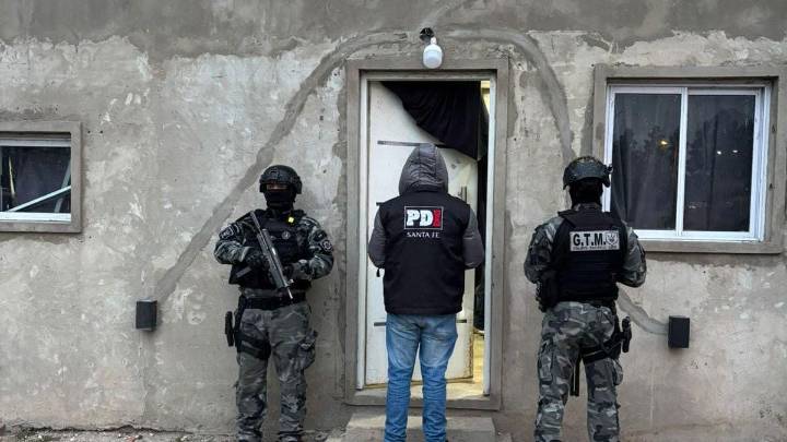 Dos detenidos por extorsionar a un comerciante de zona sur