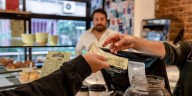 Para la CAC, la volatilidad cambiaria y de tasas de interés moderó al consumo en julio