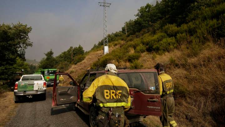 Un muerto y un herido al volcar una autobomba de los bomberos en León
