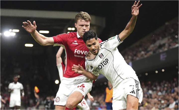 Raúl Jiménez anota en la victoria del Fulham sobre el Bristol City; el delantero mexicano se mantiene encendido