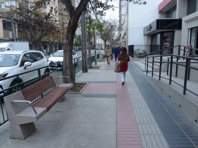 Acera poniente de la céntrica calle Arlegui de Viña del Mar quedó habilitada al tránsito de peatones tras fin de las obras