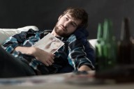 BORRACHOS SE PELEARON POR UNA BOTELLA DE VINO QUE, AL FINAL UNO SE LA ROMPIO EN LA CABEZA DEL OTRO