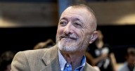 El tenso cara a cara entre Arturo Pérez-Reverte y Johnny Depp: «Lo mato»