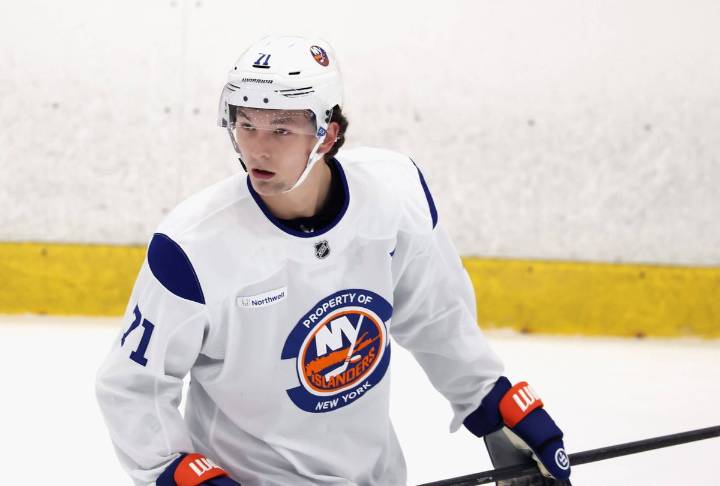 Islanders sign Matthew Schaefer to 3