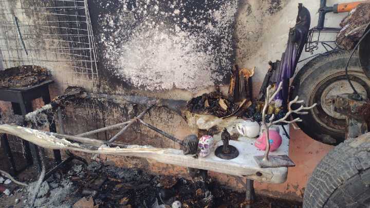 Incendio en vivienda de colonia Villa Zaragoza consume altar de la Santa Muerte