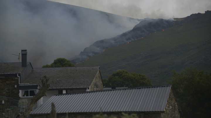 O incendio de Chandrexa de Queixa chega ás 3.000 hectáreas e actívase o nivel 2 en Vilardevós